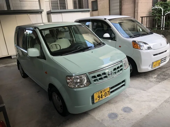 送迎のための社用車完備。安全運転が第一です。