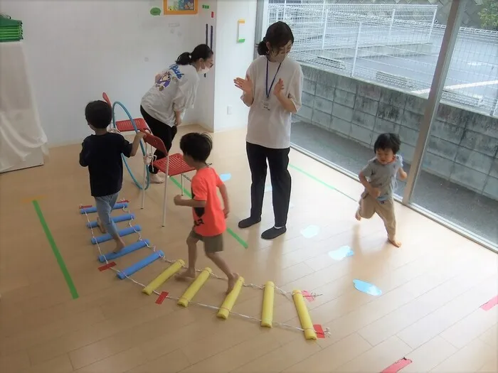 ブロッサムジュニア若葉台はるひ野教室/サーキット遊び！跳んで踏んでくぐって走る！