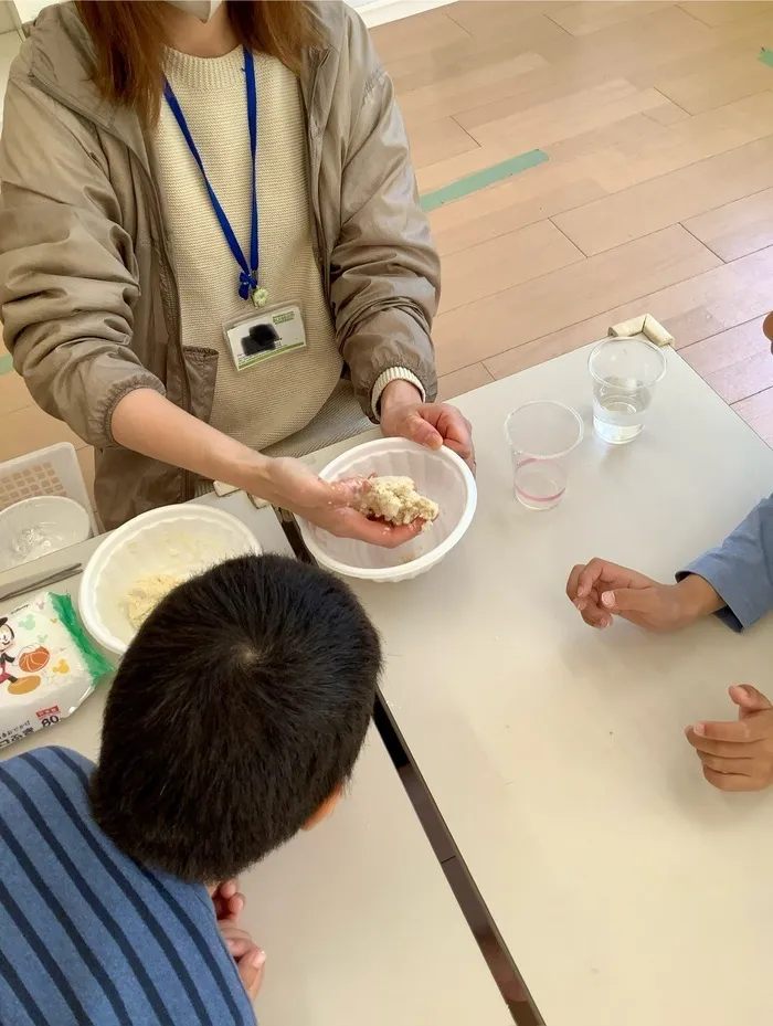 ブロッサムジュニア若葉台はるひ野教室/粘土遊び(パン粉・小麦粉粘土)