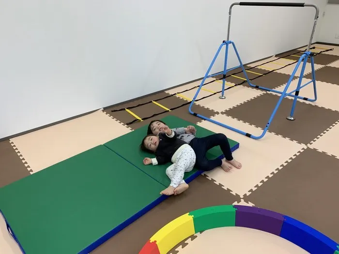 鉄棒やマット上で器械体操を行います！