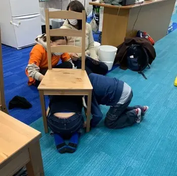 あっぷるtreehome/【防災訓練シュミレーション】みんなで椅子の下に隠れよう！