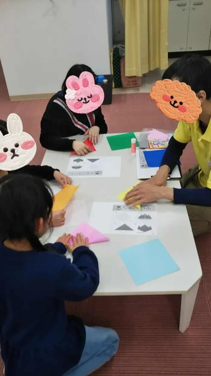 ひまわりはぁと寝屋川/３月２３日 花の折り紙作り