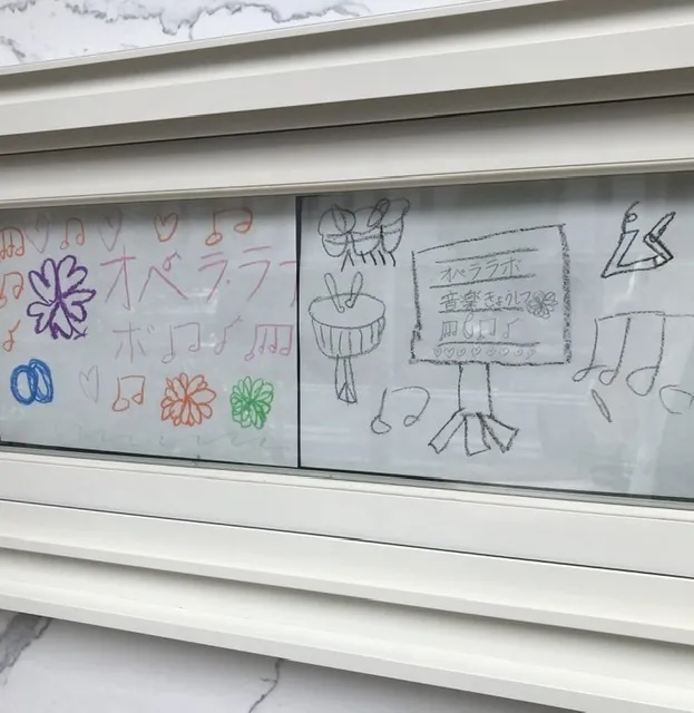 オペラ LABO/ある女の子が看板を！