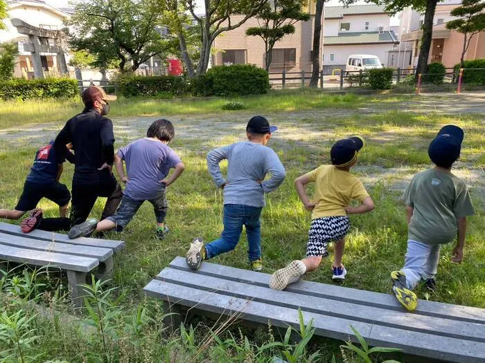 キッズライフ東福岡/公園でのストレッチ【2階クラス】