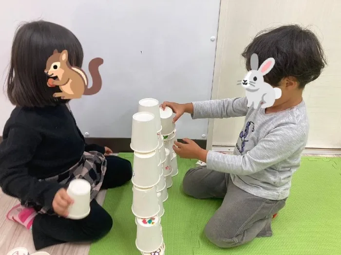 きりんのあくび　kids　ながせ/♪どれだけ乗せられるかな？カップでタワー♪