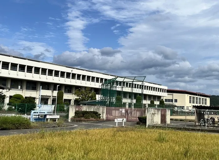 中学校が東向かいにあります。