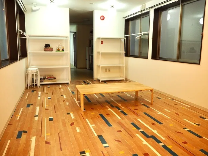 1階は体育館の様な柄の床が特徴です。