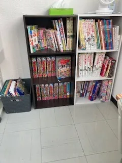 スタディールームには色々なジャンルの本がそろっています。