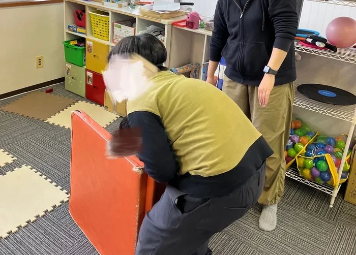 放課後等デイサービスキラキラ宮千代/音が鳴る方へ行動する目隠し鬼ごっこ👹
