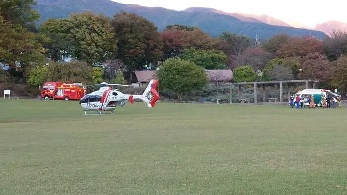 放課後等デイサービス　ワンズ　J（ジェイ）/芝生公園にドクターヘリ