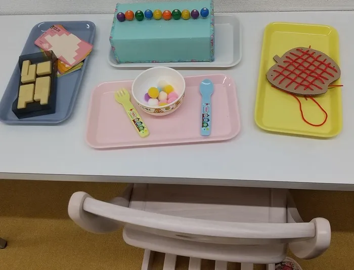 様々なサイズの椅子や机があり、自分に合った環境で学べます。