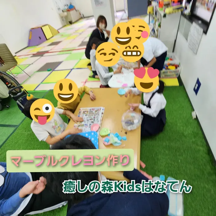 【遊びの中から社会性を育む】癒しの森Kids　はなてん/マーブルクレヨン作り