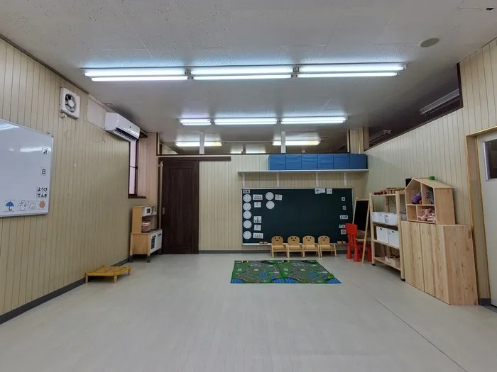 広いデイルームにより身体を大きく使った遊びを室内で行えます