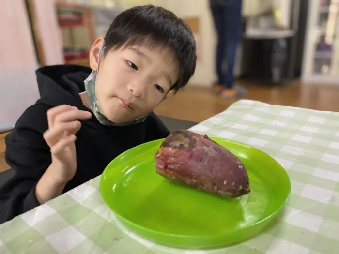 ライズ児童デイサービスまつばら/ホットプレートで焼き芋づくり(^o^)