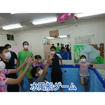 ライズ児童デイサービス東大阪よしだ/室内での水遊び♪