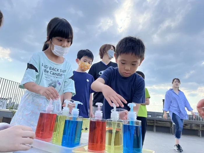 アスノバ　なないろの里/屋外での色水あそび