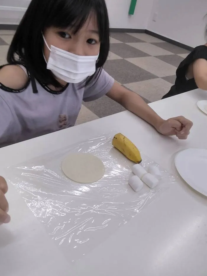 ちゃれんじくらぶ日の出教室/おやつ作り（餃子の皮でマシュマロバナナピザ🍌）