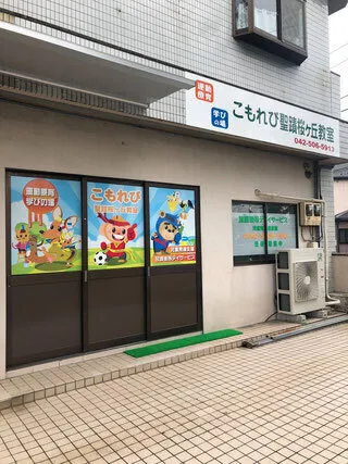 メイン玄関です。駐車スペースもございます。