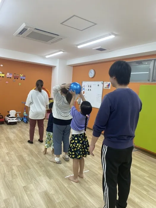 てらぴぁぽけっと東大宮教室/🥎ボールリレー🥎