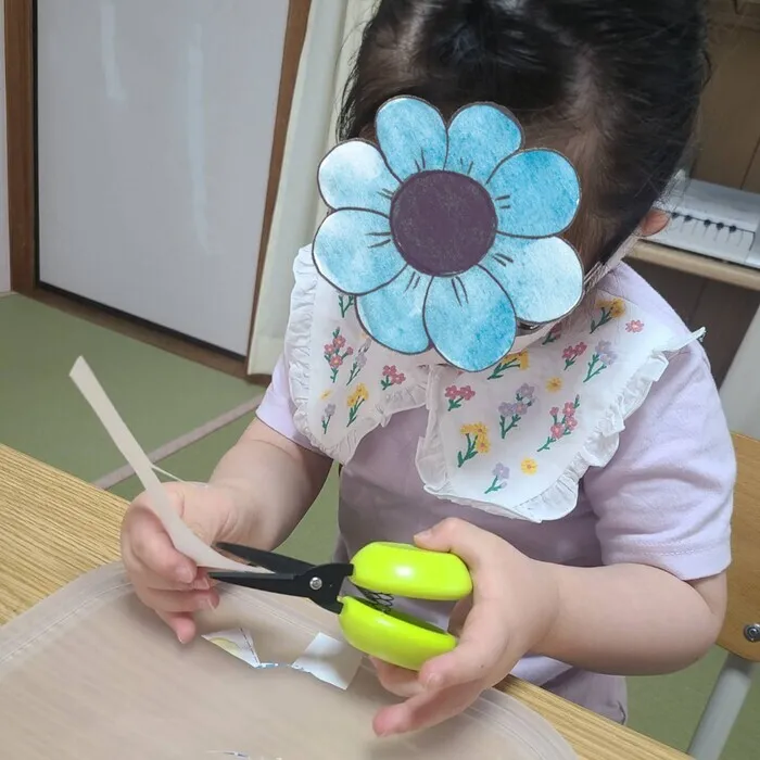 ななほし三沢/ハサミでチョキチョキ✂️