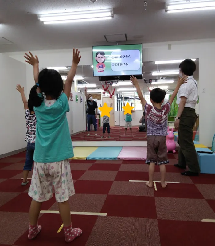 い～らいふじゅにあ/未就学のお子様の活動「先生の話を聞いてポーズを決めよう！」