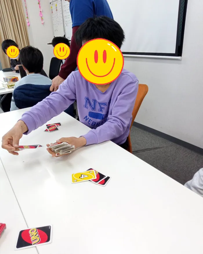【火・木・金　空きあり】就労準備型放課後等デイサービス For happiness/レクの時間にウノをしました。