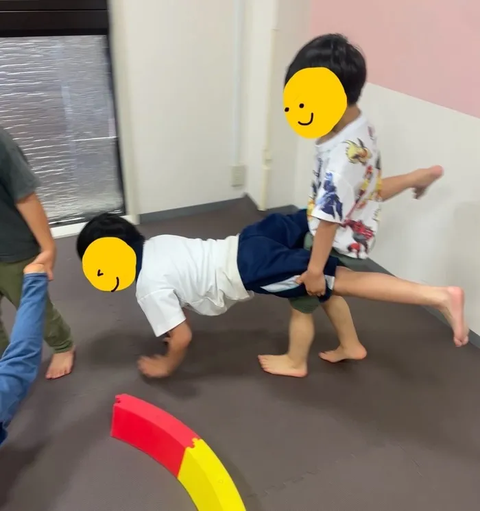 児童発達支援・放課後等デイサービス　LUMO江上校/お友だちと手押し車💨