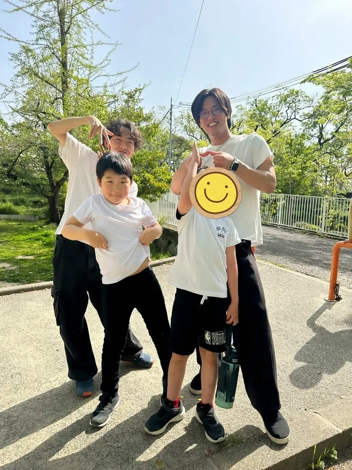 近くの公園は皆で遊んでコミュニケーション能力を養います。