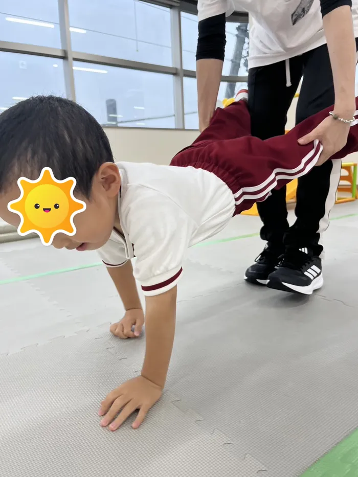 てらぴぁぽけっと　越谷大袋教室/【粗大運動：手押し車】