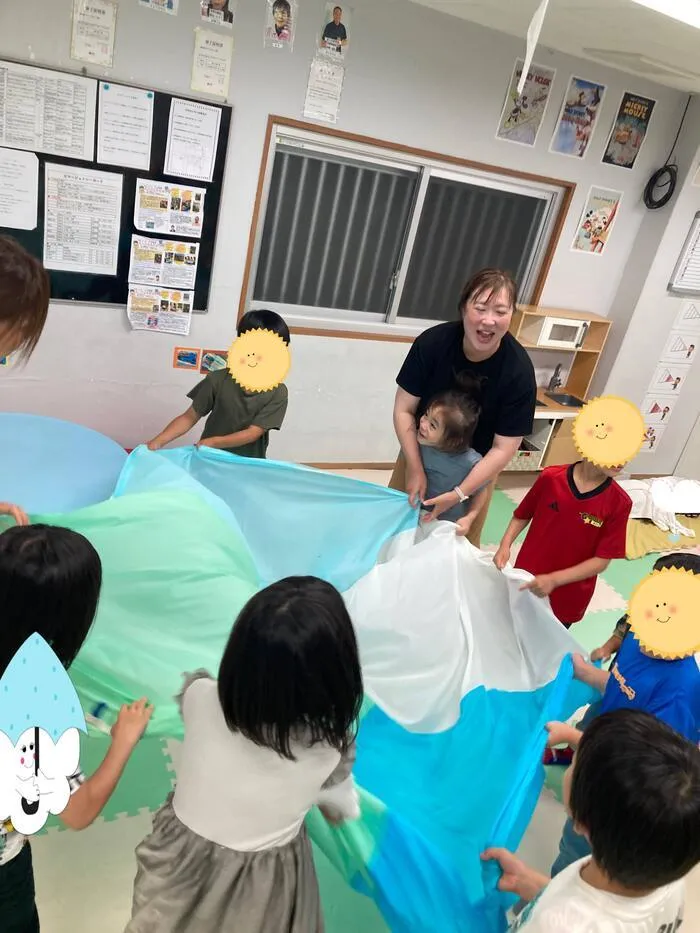 【えいご・ダンス・リトミック・野外活動】を主体とした児童発達支援～放課後等デイサービス　エンジェル/パラシュートを使ったえいごであそぼう