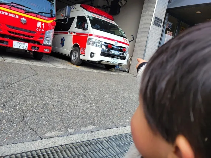 こども未来アカデミー苦楽園教室/消防車・救急車を見に行きました！