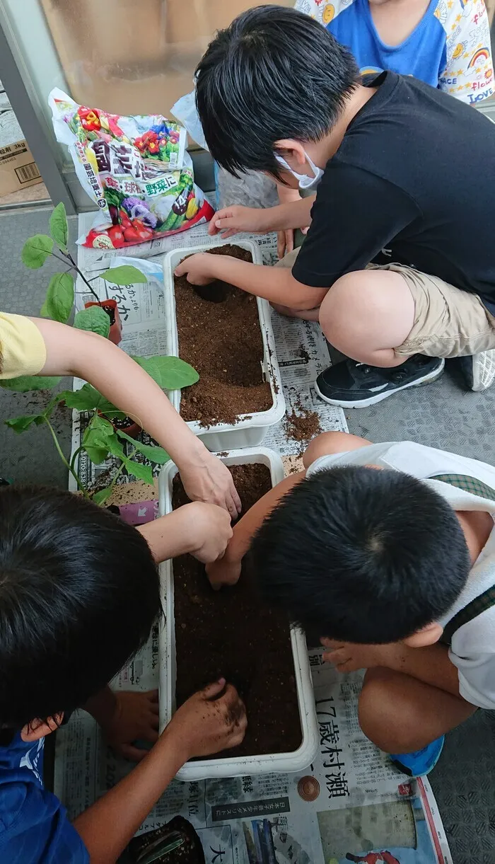 杜のつぐみ療育園 荒井園/☆野菜の苗植え☆