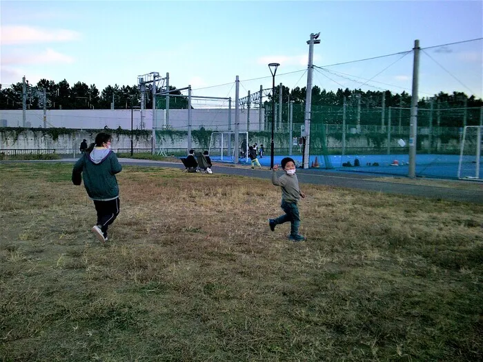 杜のつぐみ療育園 荒井園/公園でおいかけっこ♪