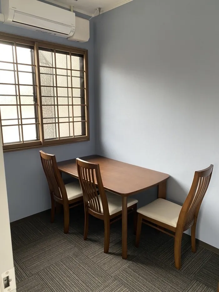 青色の壁紙で落ち着いてお話しを聞かせてください。
