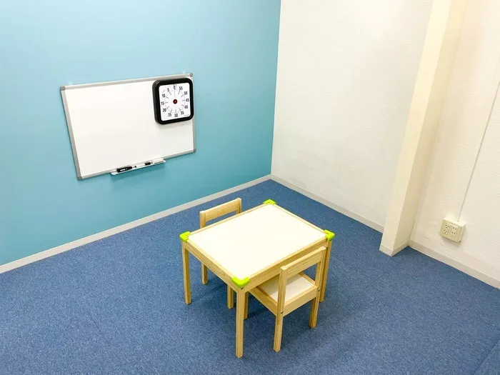 少し小さめなお部屋です。個室で1対1のセラピーを行います