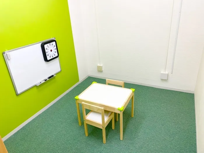 少し小さめなお部屋です。個室で1対1のセラピーを行います