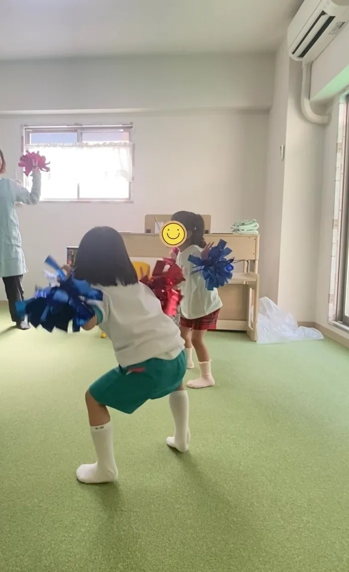  シンフォニー　児童発達支援・放課後等デイサービス/ポンポンでダンス🎵