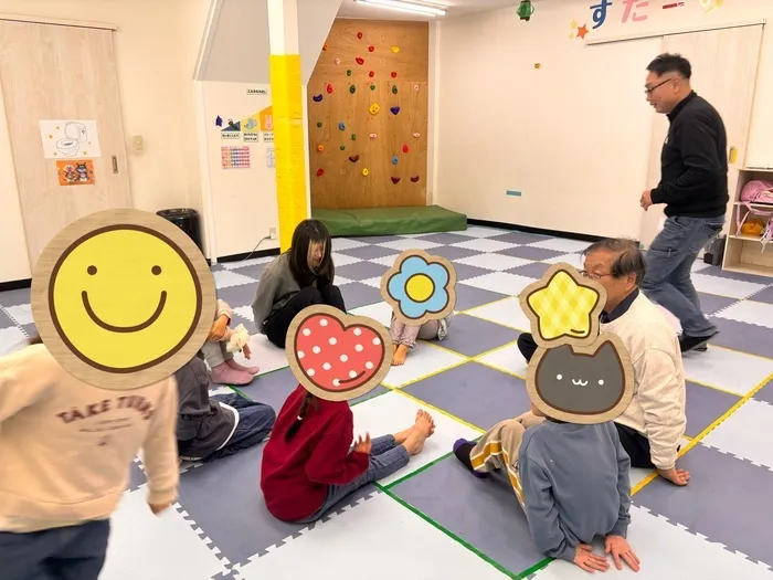 児童発達支援・放課後等デイサービスすたーりー/ハンカチ落とし👍