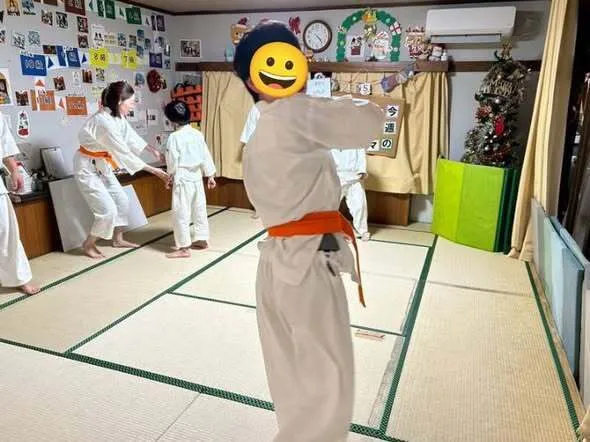 ごーうぃず/回し蹴りから裏拳回転打ち