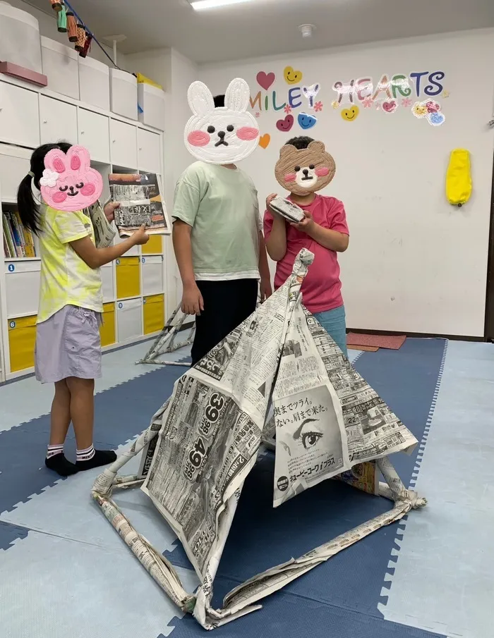 児童発達支援 スマイリーハーツ/新聞紙でテントを作ろう！