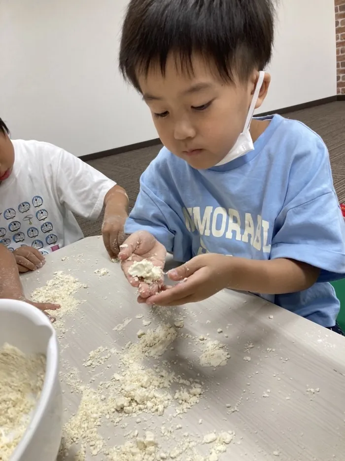 nijico/小麦粉で感触遊び✨