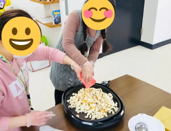 放課後等デイサービスキラキラ本郷町/ポップコーンキャラメルとバーベキュー味作り🍿