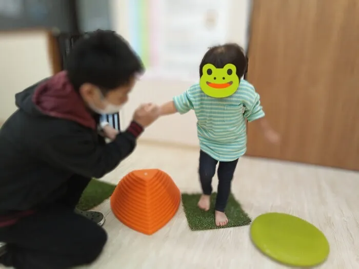 てらぴぁぽけっと目白教室/芝生チクチク　