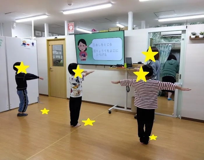 イーライフジュニア・プラス/集団活動【話を聞いてポーズ💃】