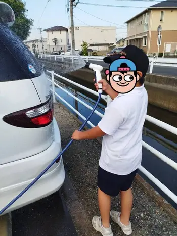 ミライク岡山南教室/送迎車両の洗車を子どもたちもお手伝いしてくれます