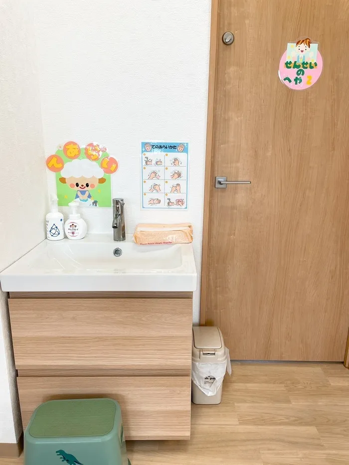 教室に入ったら、まず手を洗います