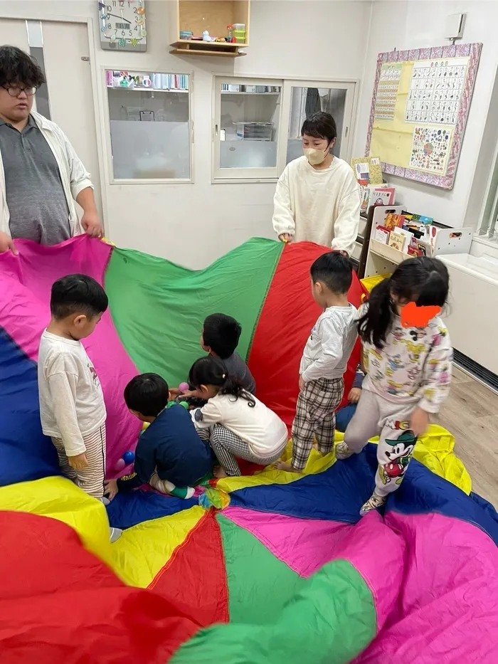 【送迎あり】　こぱんはうすさくら　札幌太平教室/みんなでパラバルーン！【札幌市北区デイサービス】