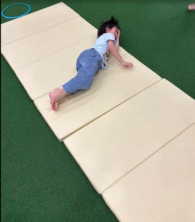 児童発達支援・放課後等デイサービス スマイルONE(スマイルONEグループ)/運動療育:マット運動
