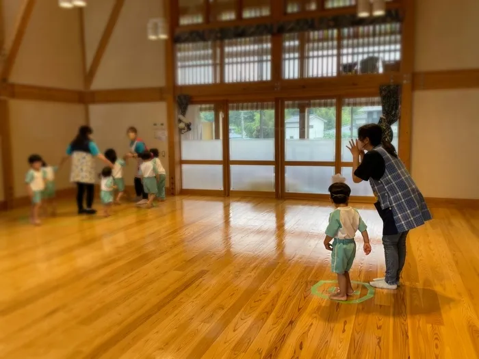 にじいろひよこ園亘理/課題遊び「オオカミさーん！」