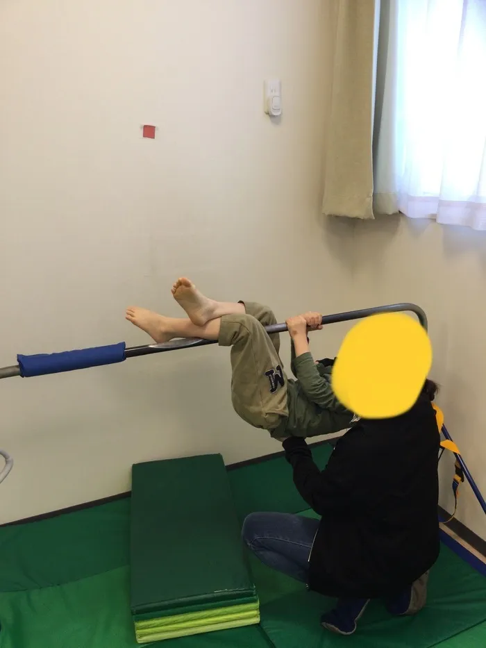 AIAI PLUS 南流山/運動プログラム　鉄棒　ぶたのまるやき！